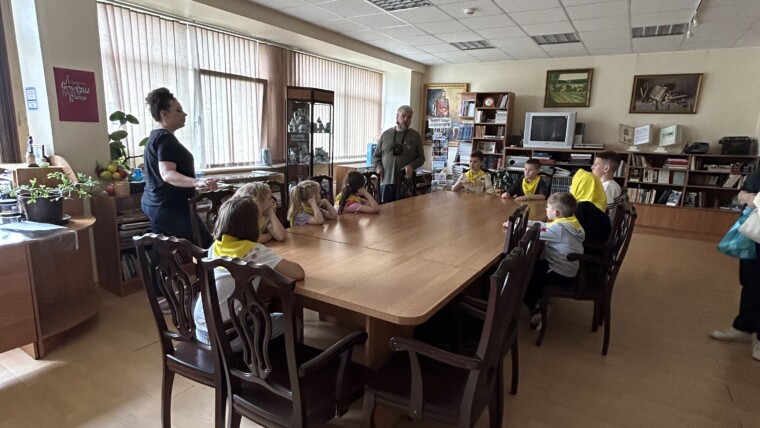 Ребята из летнего досугового клуба "Весёлый дворик" посетили библиотеку имени Р.И.Рождественского
